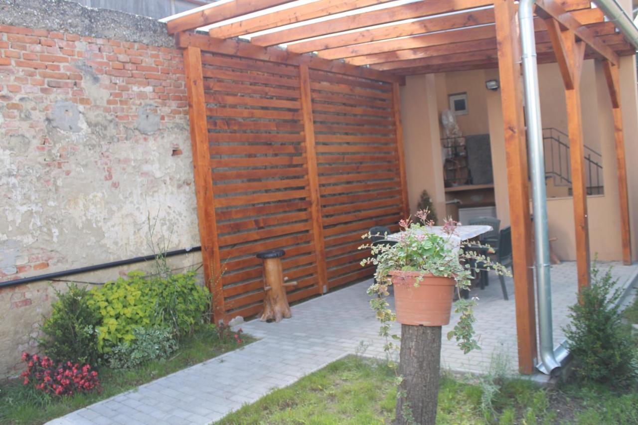 Suterenovy Apartman V Centre 피에슈타니 외부 사진